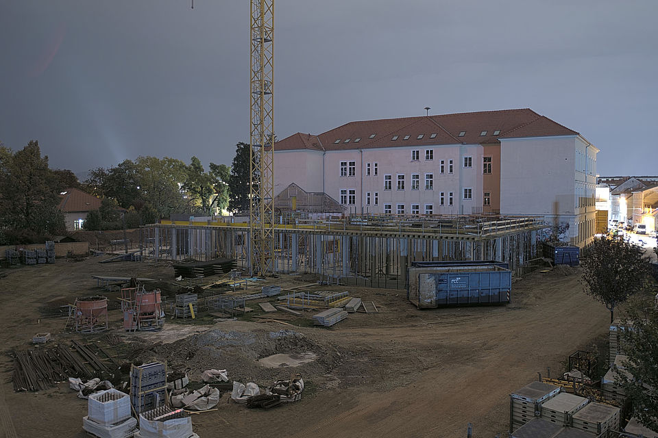 Livebild Baukamera 1 - Webcam 'Gesamtpanorama Hofseite' - Baustelle Neubau Sportmittelschule Bildungscampus Algersdorf, Graz-Eggenberg (ca. 5 Minuteninterval)